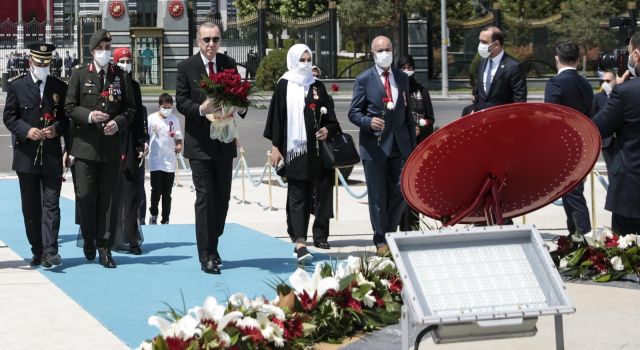 Cumhurbaşkanı Erdoğan, 15 Temmuz Şehitler Abidesi’ne çiçek bıraktı