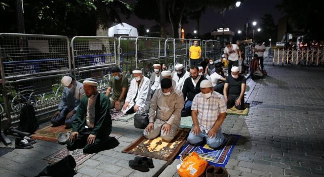 Vatandaşlar, sabah namazında Ayasofya-i Kebir Cami-i Şerifi'ne akın etti