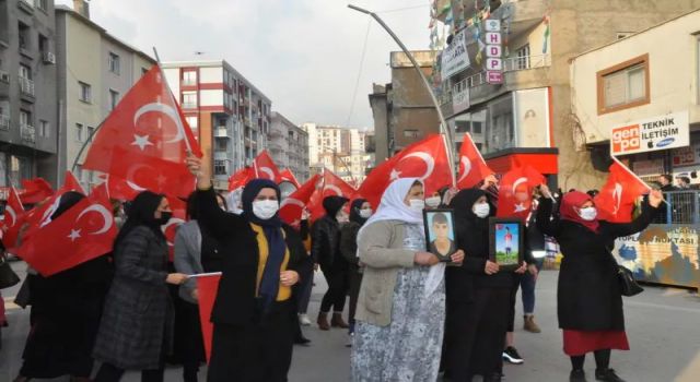 HDP’liler acılı annelere taş fırlattı