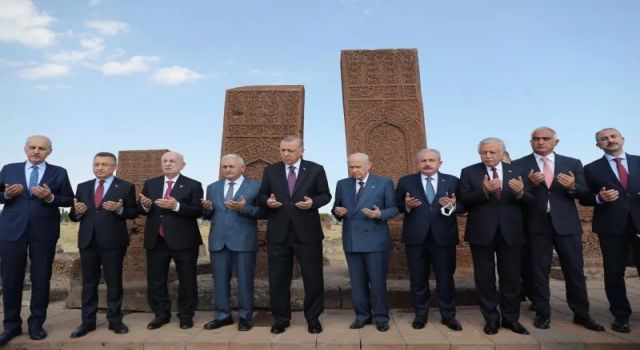 Cumhurbaşkanı Erdoğan Ahlat'tan seslendi; Tüm dünyaya haykırıyoruz