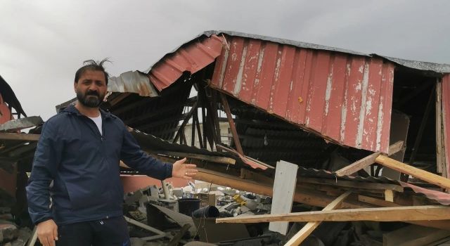Van'da şiddetli fırtına çatıları uçurdu araçlara zarar verdi