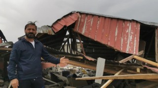 Van'da şiddetli fırtına çatıları uçurdu araçlara zarar verdi